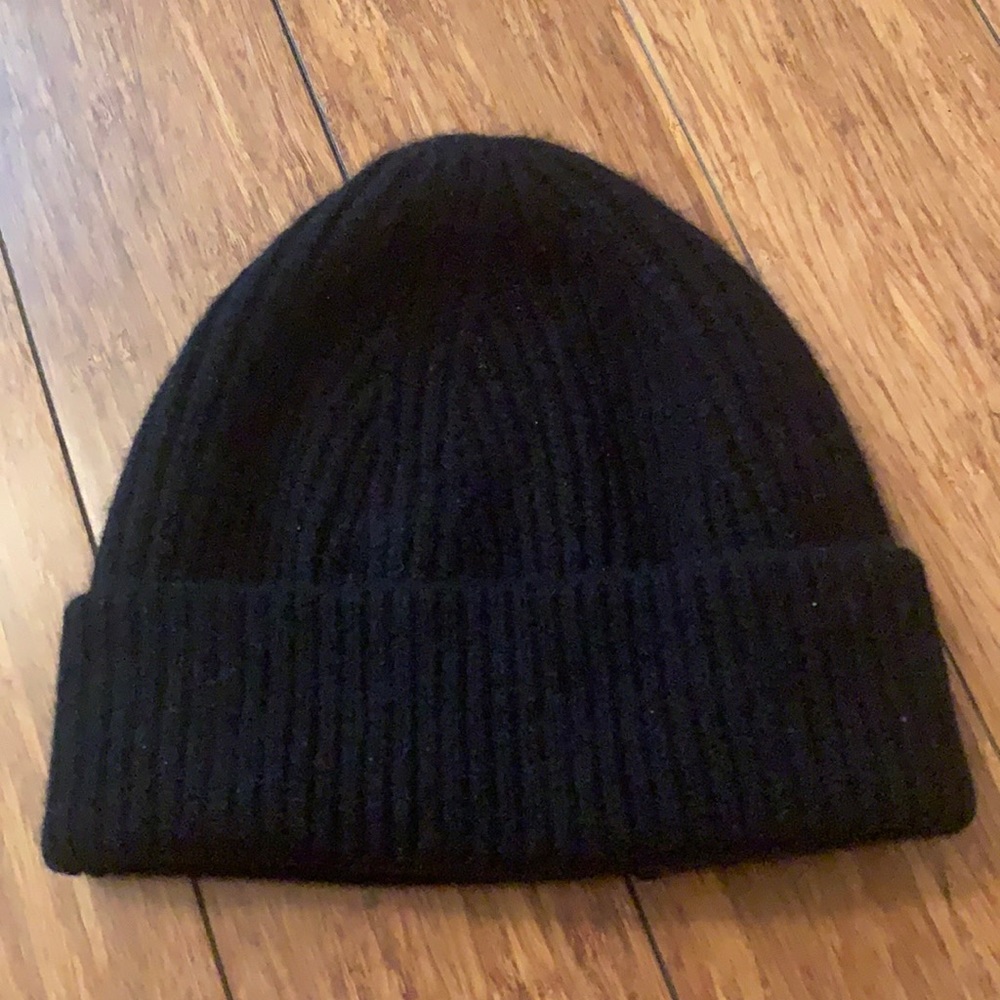 Black cashmere Everlane beanie